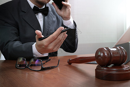 司法与法律概念 在法庭任职的男律师 wor思考屏幕刑事文档男性拍卖软垫电脑法官顾问图片