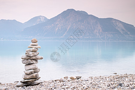 山上湖岸的平衡石块 儿童建造了石子金字塔生活岩石头脑精神哲学冥想温泉碎石海岸线支撑图片