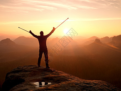 山上挂着拐杖的男子 脚折断 不能动 不能动力量男人药杆闲暇自由尖峰防盗器伤害雾谷保险图片