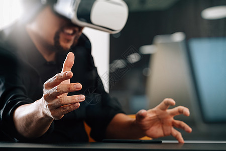 商务人士穿着现代办公室机智的虚拟现实护目镜商业创造力展示技术齿轮模拟数据黑色成人眼镜图片