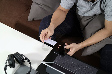 使用智能电话 数字平板电脑对接键盘h沙发电子商务商业技术互联网店铺信用笔记本安全支付图片