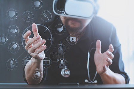 在现代办公室 w 戴虚拟现实护目镜的聪明医生技术模拟屏幕黑色成人外科医疗工作医院药品图片
