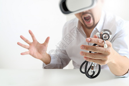 在现代办公室 w 戴虚拟现实护目镜的聪明医生科学男性医疗药品高科技外科工作成人手术耳机图片