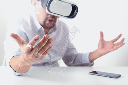 商务人士穿着现代办公室机智的虚拟现实护目镜眼镜视频商业齿轮展示耳机白色黑色衬衫技术图片