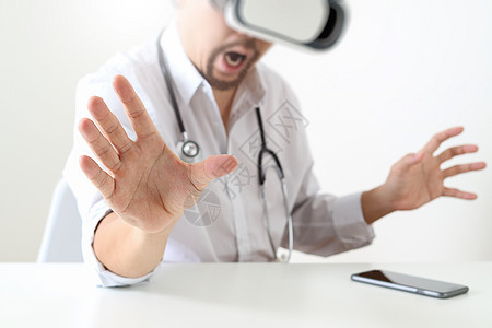 在现代办公室 w 戴虚拟现实护目镜的聪明医生成人技术模拟科学男人屏幕黑色外科男性药品图片