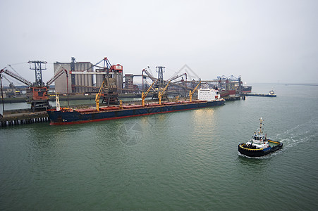 Zeebrugge码头的货轮图片