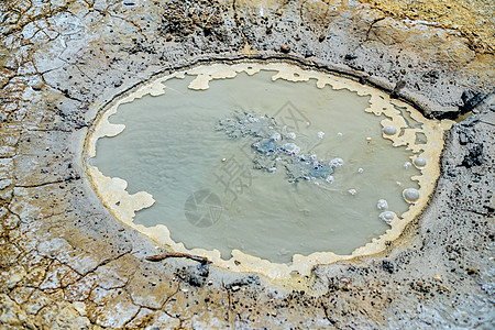 在泥火山坑中 紧贴着沸腾的泥土旅游景观土地危险月球地质学泥浆气泡火山液体图片