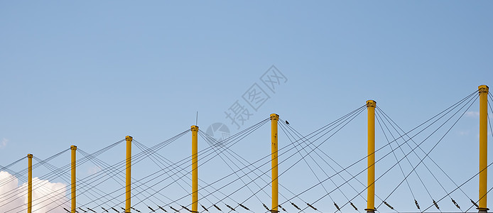 有锚支持的黄色金属柱海岸电气光束城市工业便车活力木板泊位螺栓图片