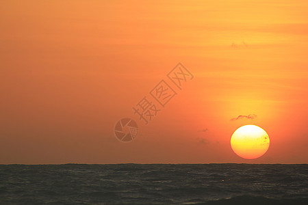 太阳从海中升起金子处女热带支撑岛屿海洋气候海滩场景风景图片