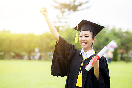 身着毕业帽子和服装的女毕业生学生图片