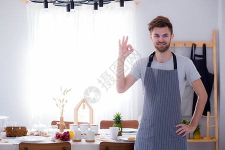 笑笑的男性烹饪 在Kitch中标出好牌图片