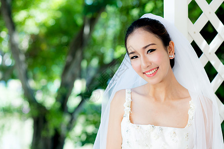 早上在户外的亚洲新娘女士女孩幸福女性婚礼庆典白色裙子图片