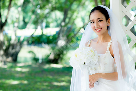 早上在户外的亚洲新娘女士女孩花束裙子庆典幸福白色成人女性图片