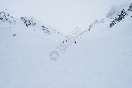 梅里云山滑坡的景象行动运动多云滑雪爬坡滑雪者旅行娱乐高山休闲背景