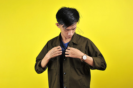 自信的亚洲青年男子穿着临时T恤衫和夹克灰色管理人员商业幸福双臂微笑公司大学城快乐职业图片