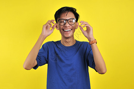 快乐的亚裔年轻人微笑着戴眼镜工作室男性青年企业家眼镜学生男生教育感性商业图片