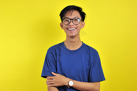 快乐的亚洲年轻男人微笑着戴眼镜 在呼喊声上被孤立教育男生学生绅士感性男性眼镜青年企业家商业图片
