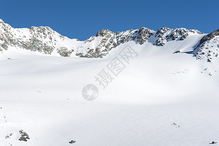 与徒行者一起在雪坡上看到全景图片