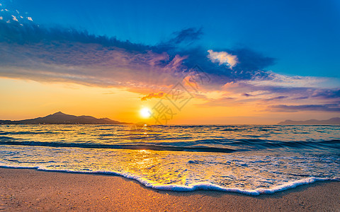 沙滩上日出 阳光明媚 海水反射 天空地平线深处有田丽的太阳图片