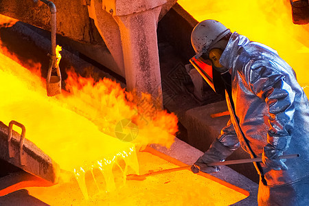 钢铁厂的工人 工人混合熔化金属帽子植物铝厂测试生产火焰商业铸件制造业烟雾图片