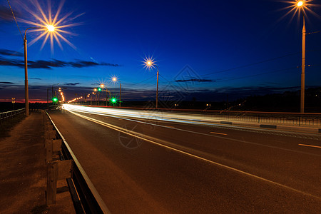 汽车在晚上在城市中以模糊的光线移动汽车运动景观速度场景街道天际运输交通市中心背景