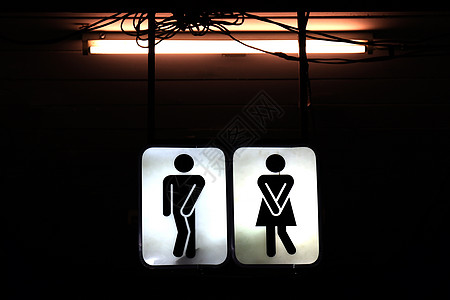 标志夜间浴室旧厕所符号男性和女性在夜间背景图片