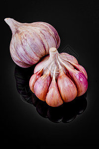黑色背景的新鲜大蒜灯泡蔬菜生产草本植物烹饪生活香料植物厨房食物芳香图片