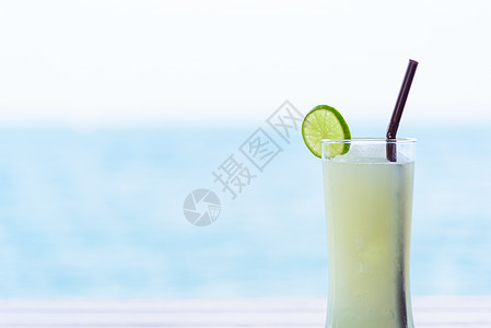 棕色木板上一杯柠檬汁 加上海景和海景水果假期海洋女士蓝色食物果汁木头天空早餐图片