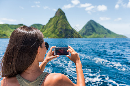 游轮旅游者在加勒比圣卢西亚的Deux Pitons山峰拍摄移动电话照片 世界遗产地点Gros和(停靠港)从船上出海的妇女图片