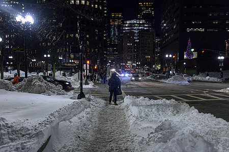 通过波士顿市中心的雪回家图片