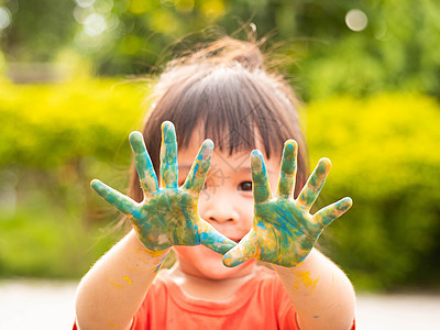 手涂着彩色涂漆的鲜艳小姑娘手指创造力绘画快乐童年教育工艺孩子女性画家图片