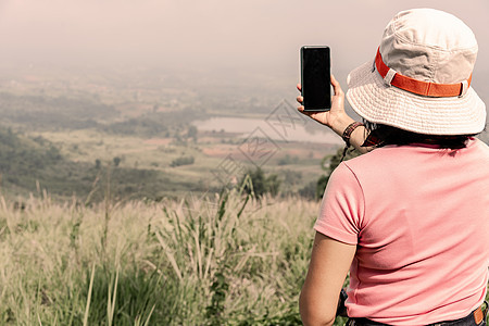 拍摄自然风景照片的游客自由爱好摄影师背包国家旅行日落电话农村旅游图片