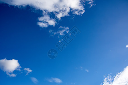 深蓝天空和飞云蓝色气候气象臭氧晴天空气蓝天阳光天气天堂图片