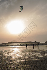 当太阳落下时 夜深风筝在冲浪海岸旅行地平线橙子运动海滩海洋冲浪者海浪木板图片