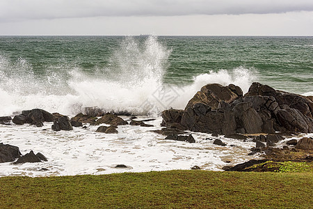 夏季暴风雨期间 愤怒的海浪在海岸岩石上碰撞风暴旅游海岸线海洋假期旅行泡沫热带蓝色海滨图片