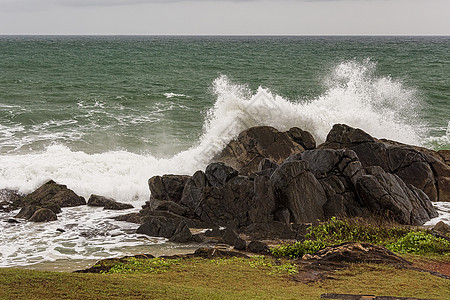 夏季暴风雨期间 愤怒的海浪在海岸岩石上碰撞旅行泡沫海滨旅游海岸线天空太阳风暴假期热带图片