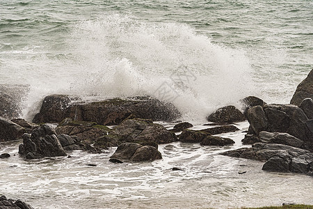 夏季暴风雨期间 愤怒的海浪在海岸岩石上碰撞支撑海景海岸线蓝色海洋风暴太阳泡沫旅行热带图片