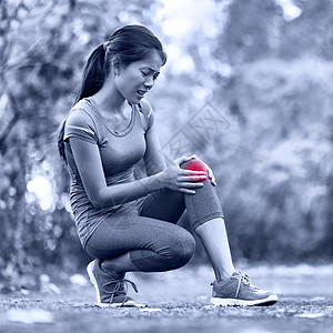膝关节损伤  女性运动跑步膝关节损伤森林事故女士跑步疼痛训练跑步者赛跑者运动员锻炼图片