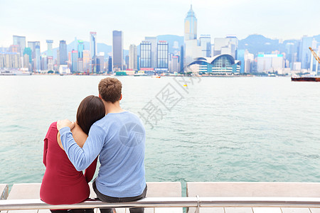 香港天际和维多利亚港-一对夫妇图片