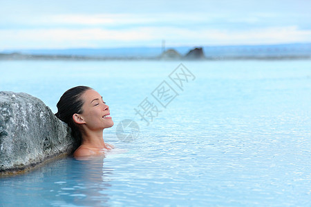 地热泉     妇女在温泉游泳池中放松假期地热皮肤女士吸引力女孩水池游客洗澡蓝色图片