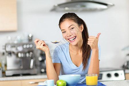 妇女吃早餐 谷类食品喝果汁图片