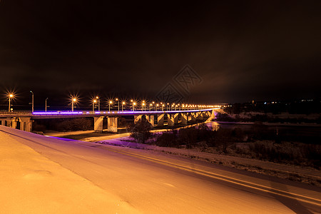 冬季夜间城市的桥城地标蓝色白色照明反射紫色建筑艺术场景建筑学图片