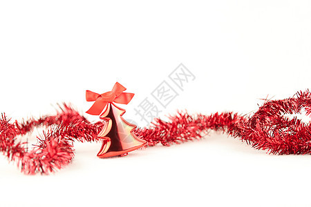 孤立的红圣诞树 白底带红色花环和红色薄片粉图片