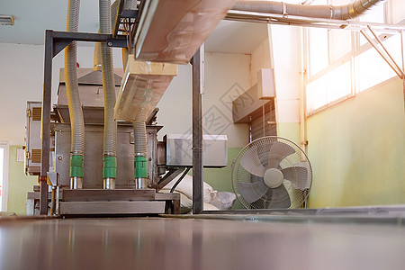 生产线和工业实业中的工业机械工业机械巧克力机器人食物商业工人机械手工具输送带纺纱饼干图片