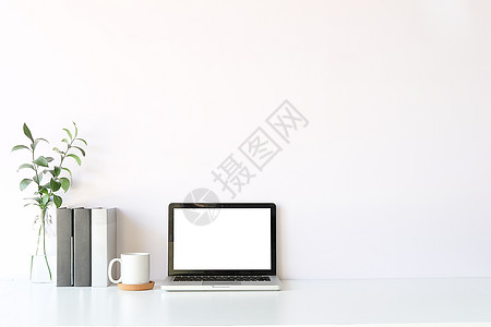 工作空间服务台和膝上型计算机 复制空间和空白屏幕设计师桌子白色展示风格窗户嘲笑小样商业电脑图片