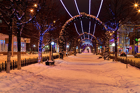 冬季晚上在城市的漫步运输照明建筑假期季节胡同长椅花环场景大街图片