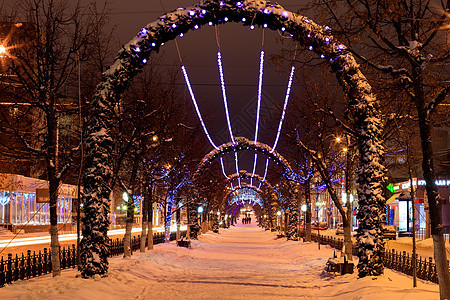 冬季晚上在城市的漫步公园假期照明胡同季节场景建筑小路花环运输图片