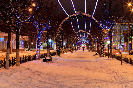 冬季晚上在城市的漫步花环大街运输公园季节长椅建筑场景胡同灯笼图片