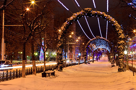 冬季晚上在城市的漫步运输季节花环公园照明灯笼假期建筑胡同长椅图片