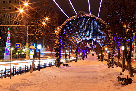 冬季晚上在城市的漫步胡同树木大街小路街道季节假期长椅灯笼照明图片